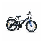 Schwarzes Kinderfahrrad mit blauen Akzenten an Gabel und Rahmen, ausgestattet mit einem Gepäckträger und Schutzblechen.