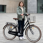 Mädchen hält ein schwarzes Fahrrad.