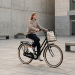Mädchen fährt Fahrrad in Stadt.