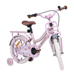 Ein rosa Kinderfahrrad mit Stützrädern, schräg von vorne aufgenommen.