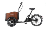 Modernes Lastenfahrrad mit Holzkiste.