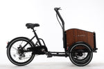 Schwarzes Lastenfahrrad mit Holzkiste.