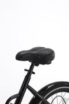 Schwarzer Fahrradsattel an Stange.