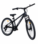 Schwarzes Mountainbike von vorne rechts