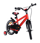 Rotes Kinderfahrrad mit Stützrädern schräg von vorne