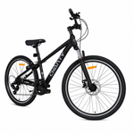 Schwarzes Mountainbike von vorne rechts