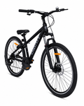 Schwarzes Mountainbike von vorne rechts
