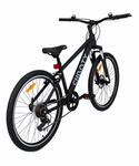 Schwarzes Mountainbike von hinten rechts