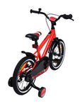 Rotes Kinderfahrrad mit Stützrädern von hinten gesehen
