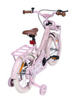 Rosa Kinderfahrrad mit Stützrädern von hinten gesehen