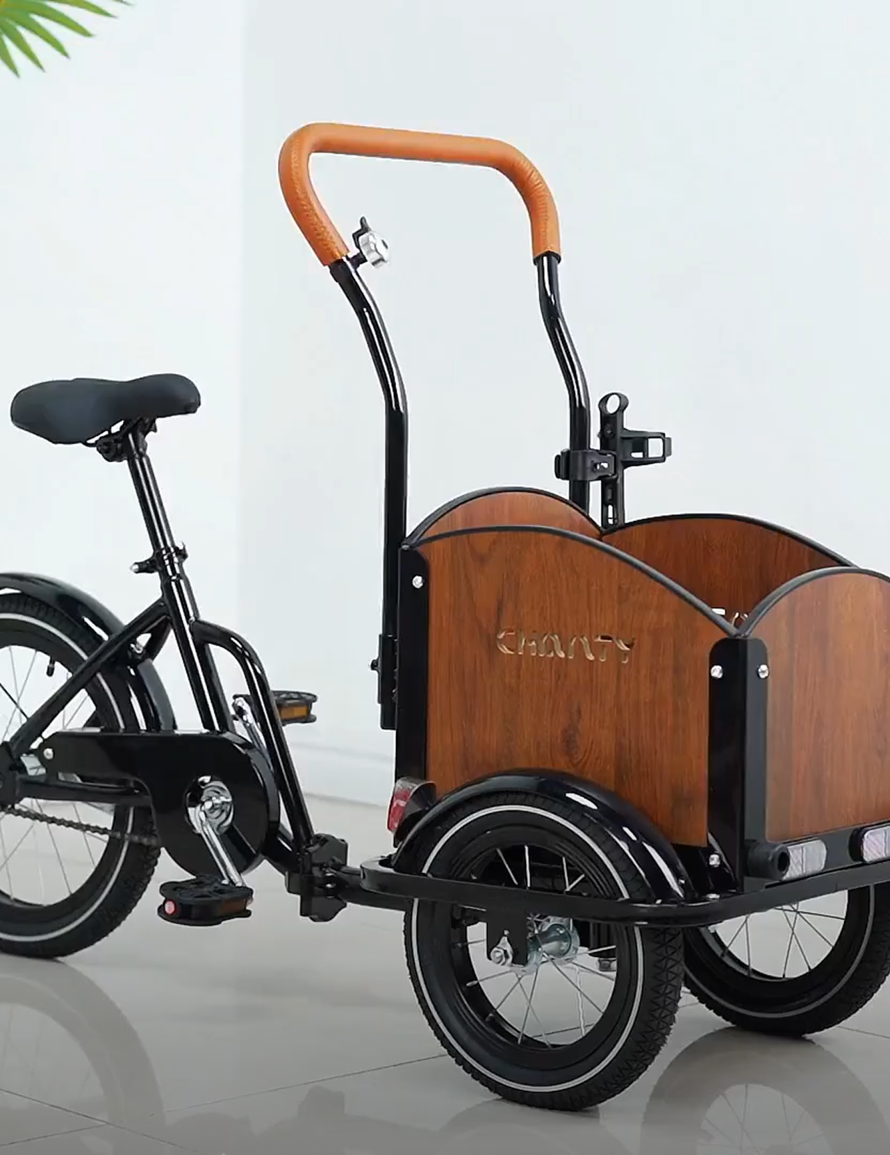 Lastenrad mit Holzbox und Ledergriff.