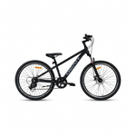 Schwarzes Mountainbike vor weißem Hintergrund.