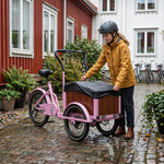 Kind bedient Abdeckung rosa Lastenrad.