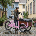 Kind bedient Abdeckung rosa Lastenrad.