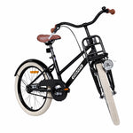 Schwarzes City-Fahrrad, leicht schräg.