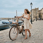 Mädchen mit Fahrrad am Hafen.