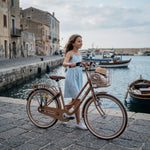 Mädchen mit Fahrrad am Hafen.