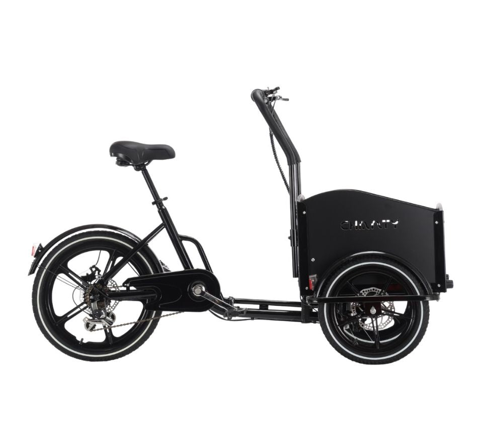 Ein anderes Modell eines schwarzen E-Lastenrads mit der Aufschrift „CHALTY“ auf der Transportbox in der Seitenansicht.