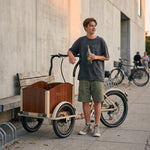 Jugendlicher mit modernem Lastenfahrrad.