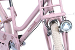 Vorderseite eines rosa Fahrrads mit Scheinwerfer