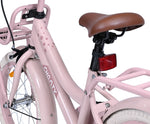 Rosa Kinderfahrrad mit braunem Sattel