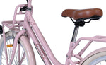 Fahrradrahmen und Sattel eines rosa Fahrrads
