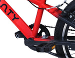 Rotes Fahrrad mit schwarzem Pedal