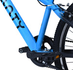 Blaues Fahrrad mit schwarzem Pedal