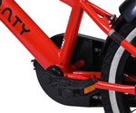 Rotes Kinderfahrrad mit schwarzem Pedal