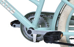 Hellblaues Fahrradpedal mit Kettenschutz