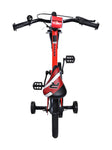 Rot-schwarzes Kinderfahrrad mit Stützrädern von oben gesehen