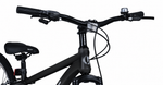 Schwarzer Fahrradlenker mit Klingel und Reflektor