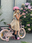 Kind mit Fahrrad und Helm.
