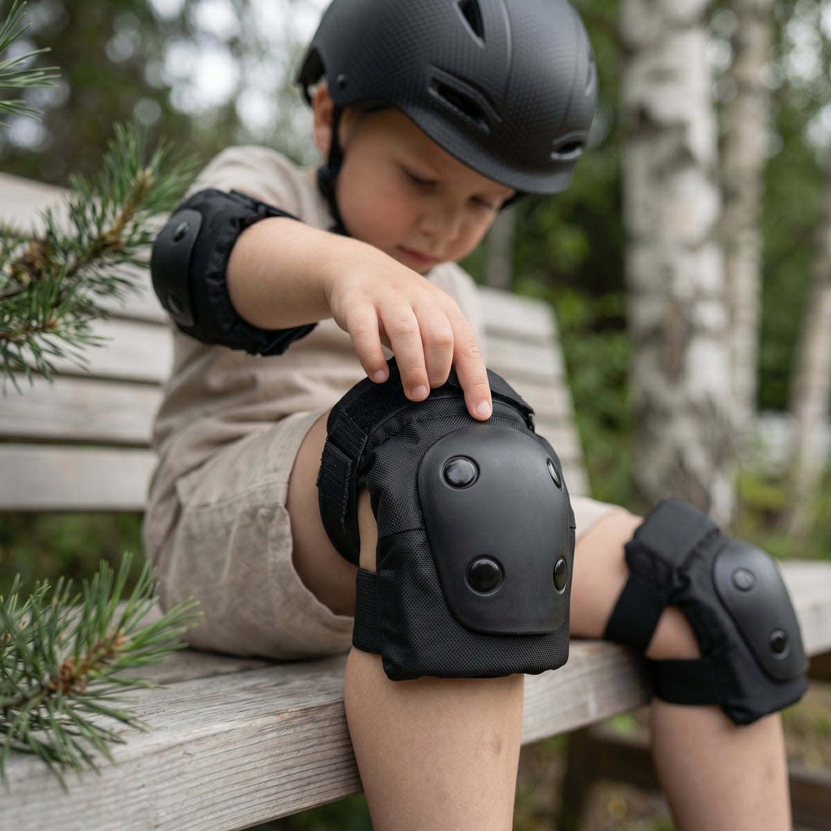 CHANTY Kinderhelm + Schutzset – Schwarz